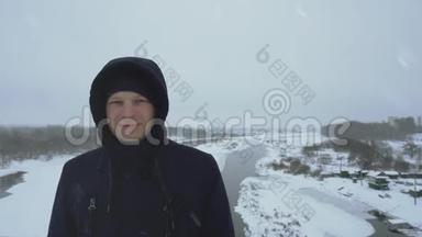 风帽里微笑的人正在冬天降雪。 寒冷的天气。 免疫和健康.. 流感病毒。 生病或生病的人
